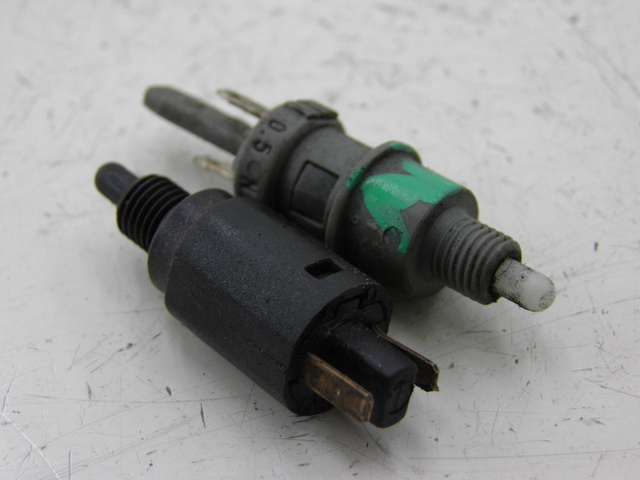 photo de CONTACTEUR FEU STOP PIAGGIO ZIP 4T 50 (2001 - 2008) - Vue principale