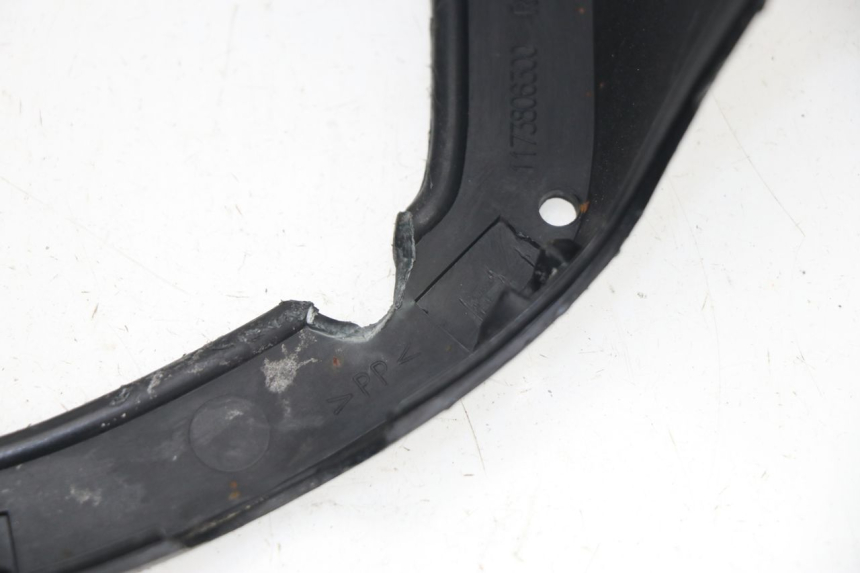 photo de COUVRE GUIDON ARRIERE PEUGEOT ELYSEO 125 (1999 - 2004)
