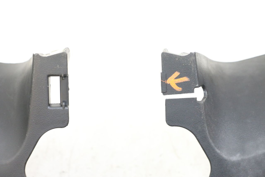photo de COUVRE GUIDON ARRIERE PEUGEOT GEOPOLIS RS 125 (2007 - 2009)