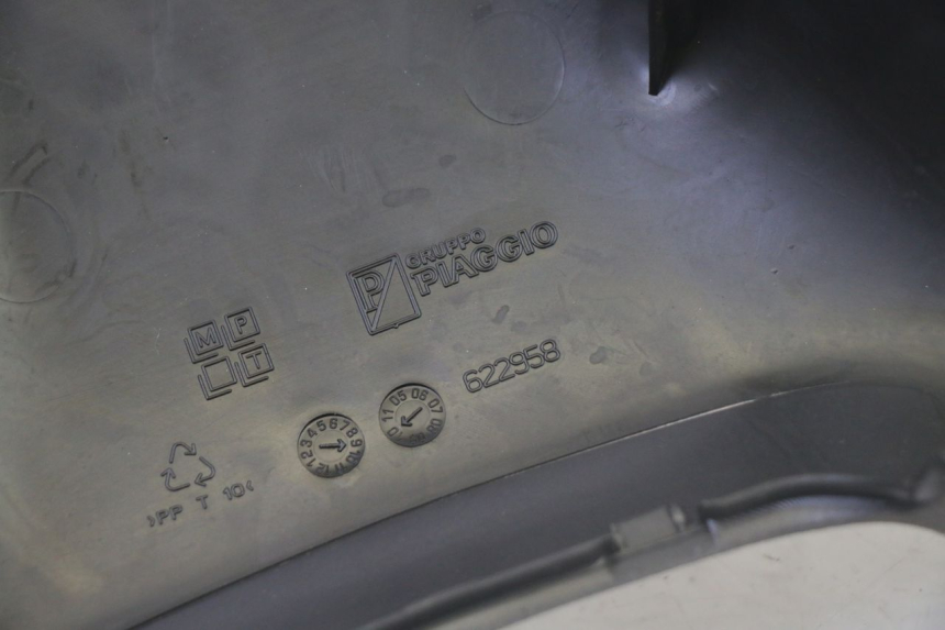 photo de COUVRE GUIDON ARRIERE PIAGGIO MP3 500 (2011 - 2015)