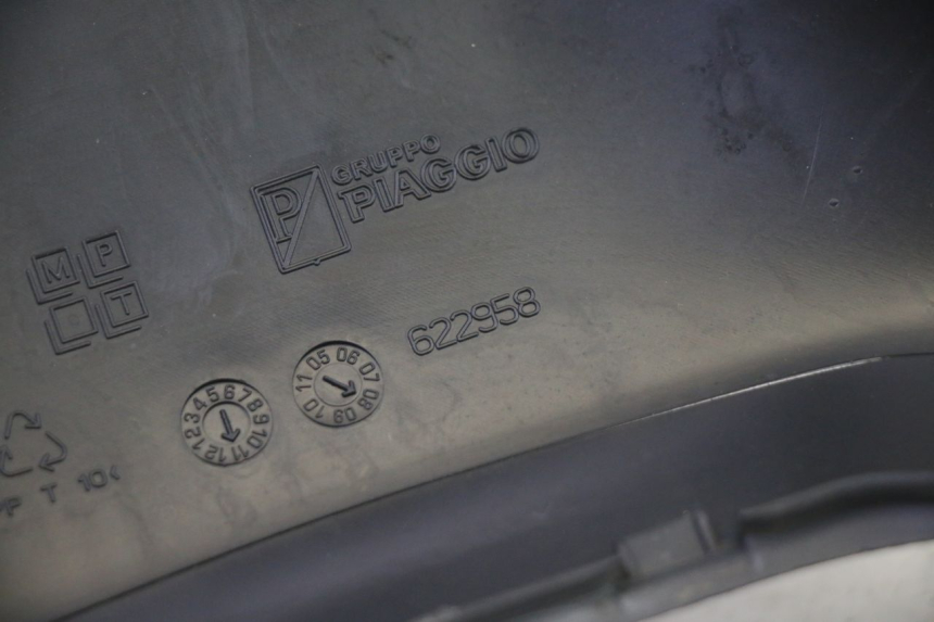 photo de COUVRE GUIDON ARRIERE PIAGGIO MP3 RL 250 (2007 - 2010) - Points de fixation