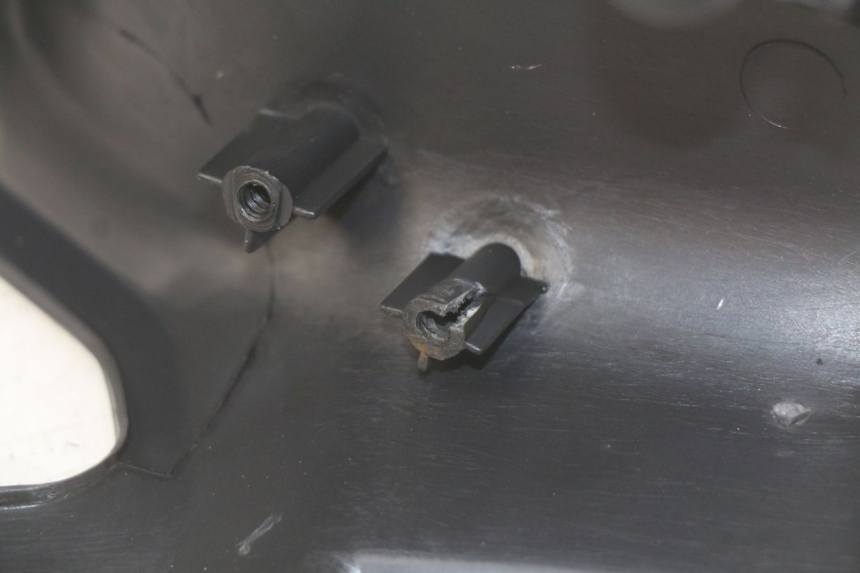 photo de COUVRE GUIDON ARRIERE PEUGEOT V-CLIC VCLIC 50 (2007 - 2013)