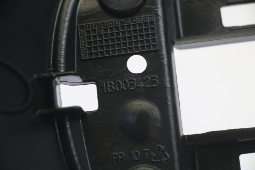 photo de COUVRE GUIDON AVANT PIAGGIO MP3 HPE 350 (2018 - 2020) - Gros plan technique