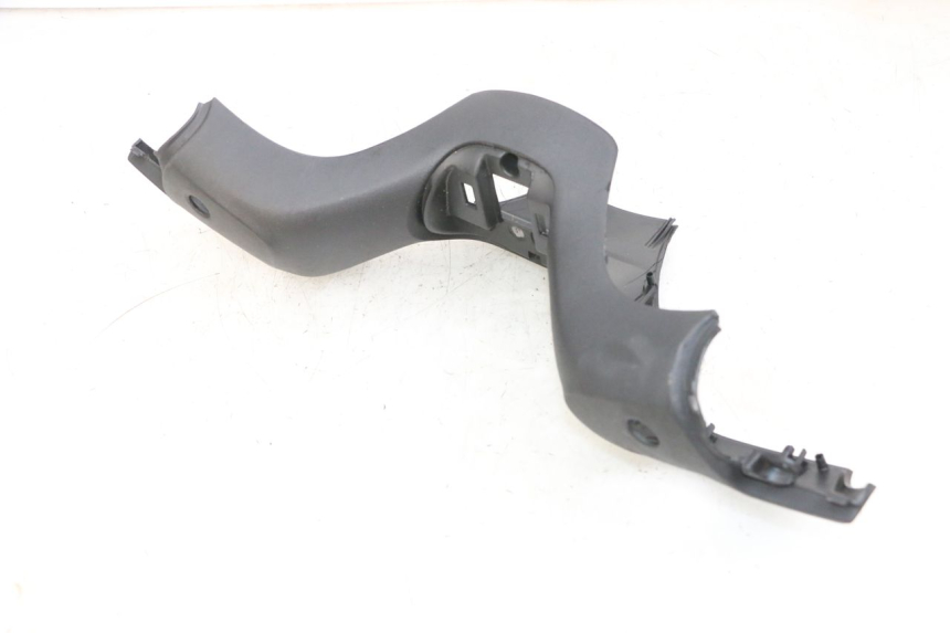 photo de COUVRE GUIDON AVANT PIAGGIO MP3 500 (2016 - 2018) - Gros plan technique