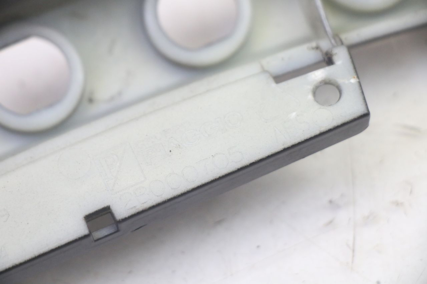 photo de COUVRE GUIDON COMMODO PIAGGIO MP3 HPE 350 (2018 - 2020) - Marquages et références