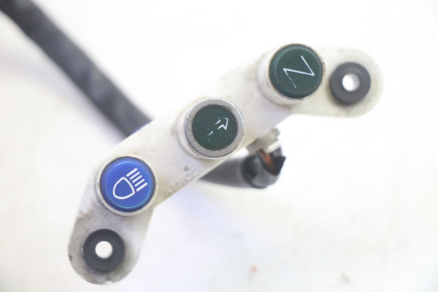 photo de COUVRE GUIDON COMMODO KYMCO ZING 125 (1997 - 2003) - Détail de la pièce