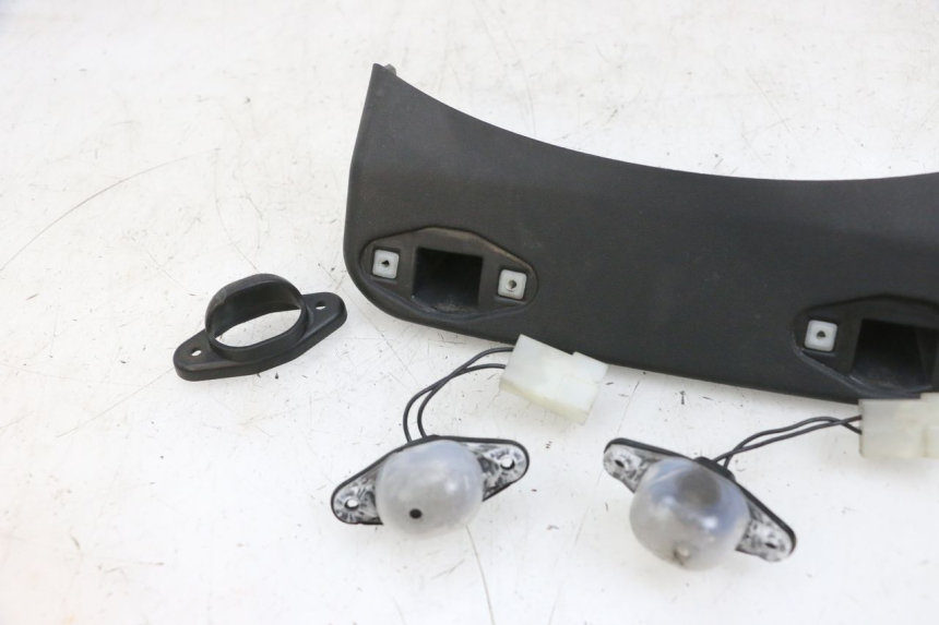 photo de ECLAIRAGE DE PLAQUE PIAGGIO MP3 RL 250 (2007 - 2010) - Points de fixation