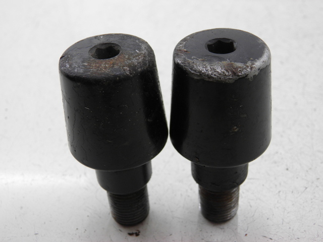 photo de EMBOUT DE GUIDON YAMAHA TDM 900 (2004 - 2006) - Zoom état d’usage