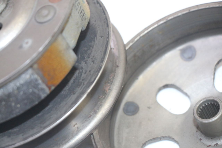 photo de EMBRAYAGE PEUGEOT KISBEE 4T 50 (2010 - 2017) - Gros plan technique