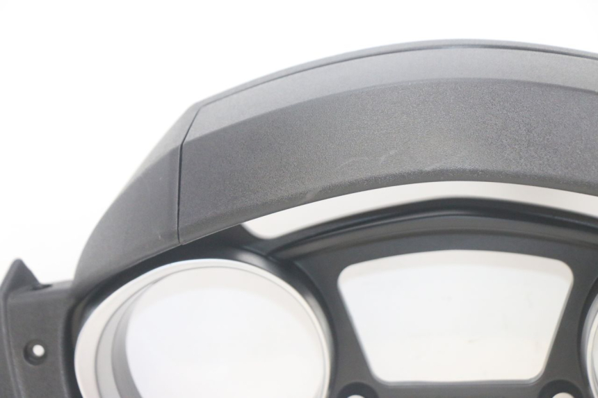 photo de ENTOURAGE COMPTEUR PIAGGIO MP3 HPE 300 (2019 - 2026) - Angle alternatif