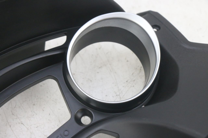 photo de ENTOURAGE COMPTEUR PIAGGIO MP3 HPE 300 (2019 - 2026) - Autre angle de vue