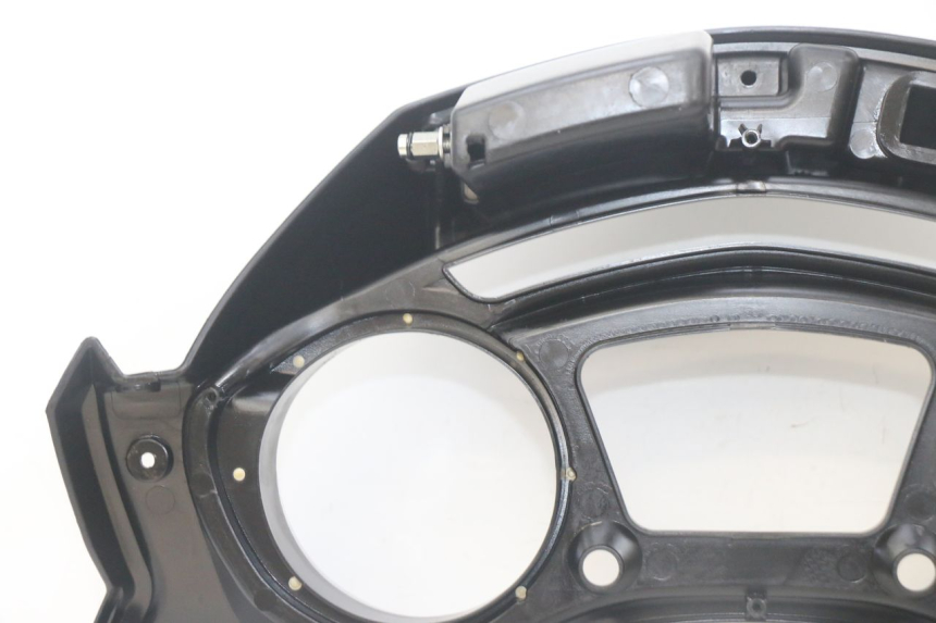 photo de ENTOURAGE COMPTEUR PIAGGIO MP3 HPE 300 (2019 - 2026) - Marquages et références