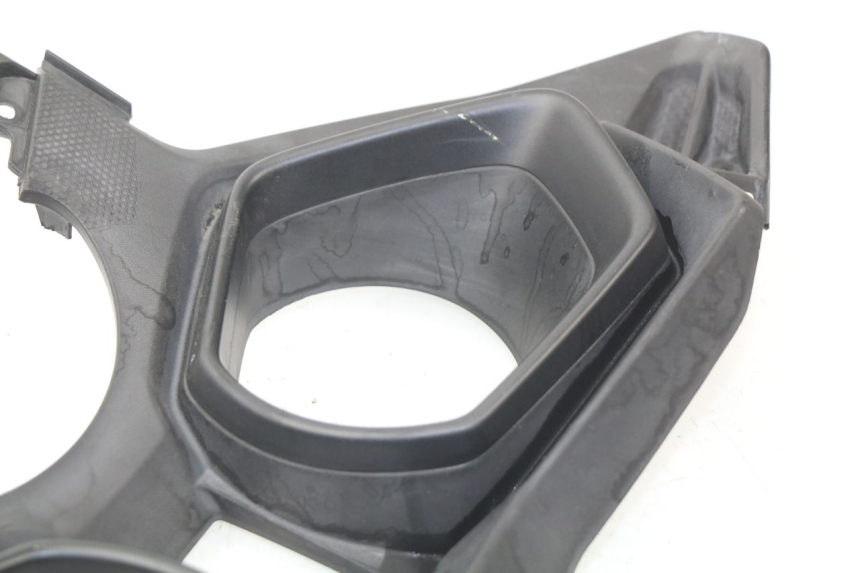 photo de ENTOURAGE COMPTEUR YAMAHA XMAX X-MAX ABS 125 (2014 - 2016) - Points de fixation