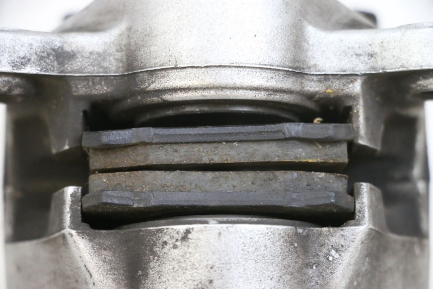 photo de ÉTRIER DE FREIN ARRIÈRE YAMAHA XMAX X-MAX 125 (2006 - 2009) - Zoom état d’usage