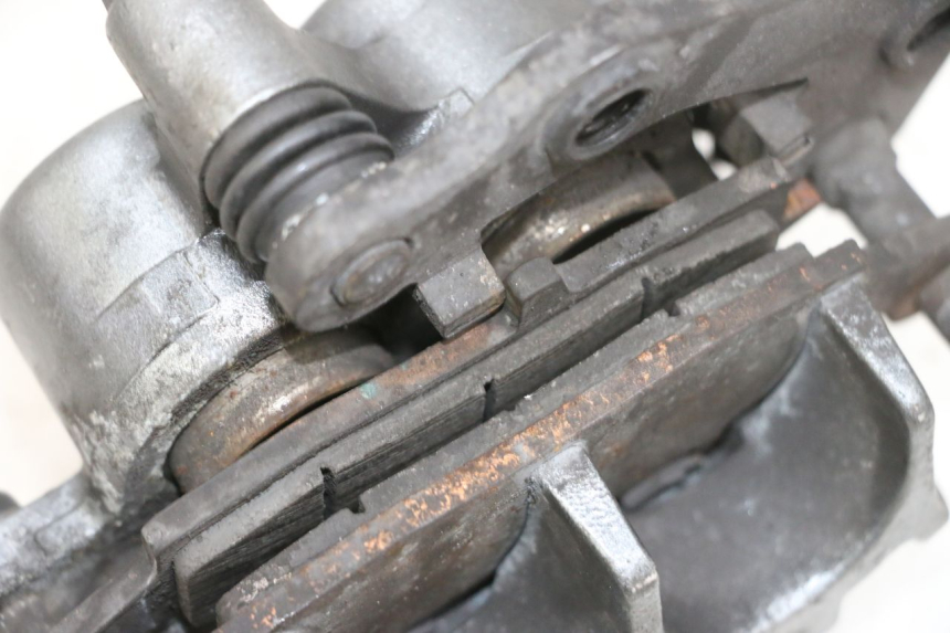 photo de ETRIER FREIN ARRIERE KAWASAKI ZR 7 750 (1999 - 2001) - Gros plan technique