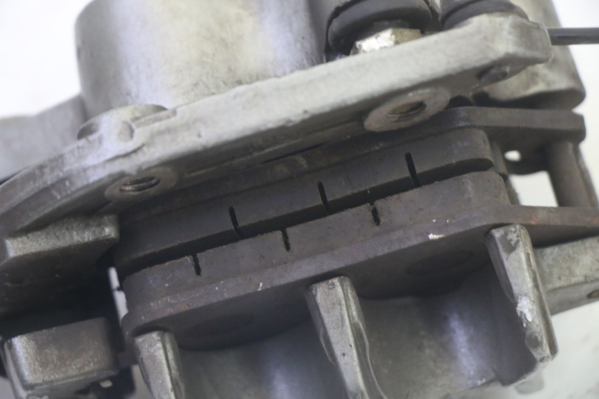 photo de ÉTRIER DE FREIN AVANT DAELIM VJ ROADWIN FI 125 (2008 - 2017) - Points de fixation