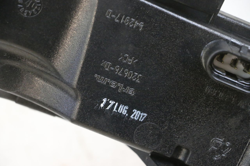 photo de FEU ARRIERE DROIT PIAGGIO MP3 500 (2016 - 2018) - Gros plan technique