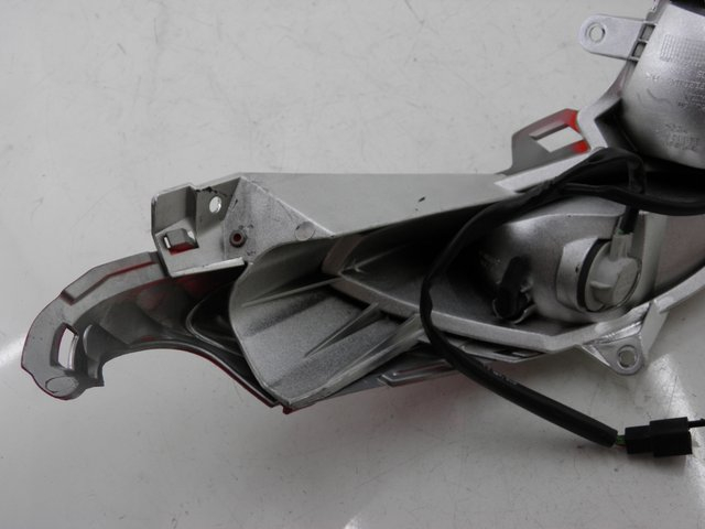 photo de FEU ARRIERE GAUCHE HONDA FES S-WING SWING 125 (2007 - 2015) - Gros plan technique