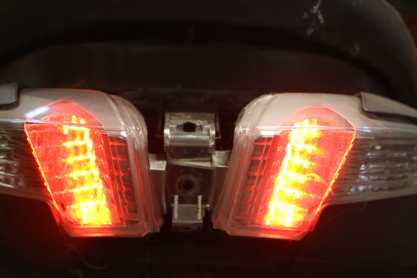 photo de FEU ARRIERE GAUCHE PIAGGIO IE MP3 YOURBAN 300 (2011 - 2016)