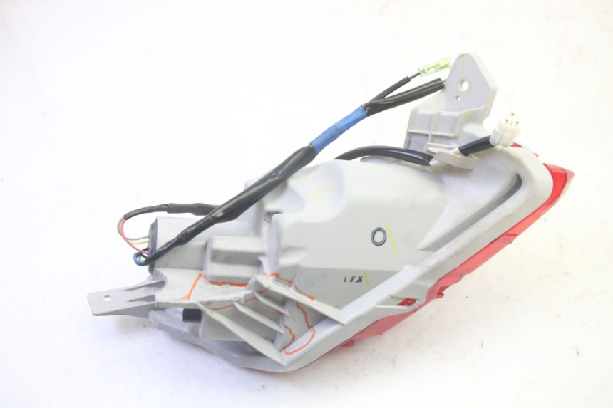 photo de FEU ARRIERE GAUCHE YAMAHA TRICITY 300 (2020 - 2024) - Gros plan technique