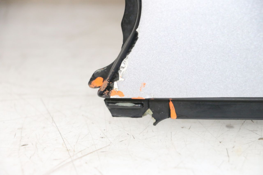 photo de FLANC LATERAL AVANT DROIT HONDA NSR R 125 (1994 - 2003) - Gros plan technique