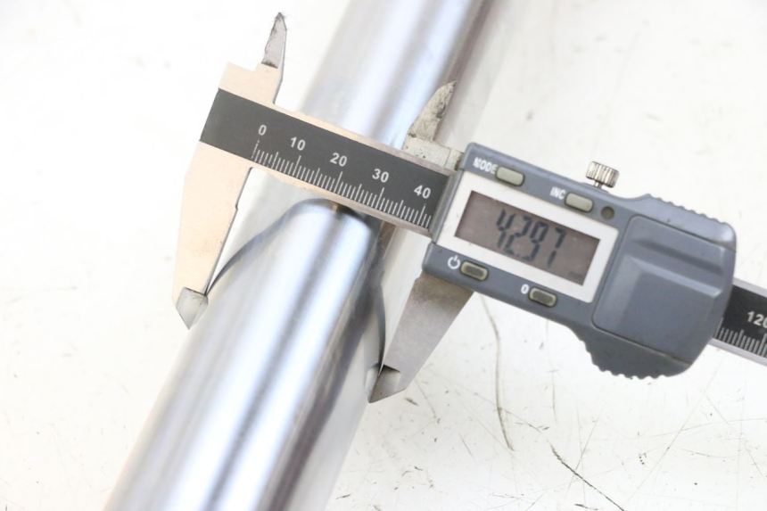 photo de FOURREAU FOURCHE GAUCHE YAMAHA FZ6 N FAZER 600 (2004 - 2006) - Détail de la pièce