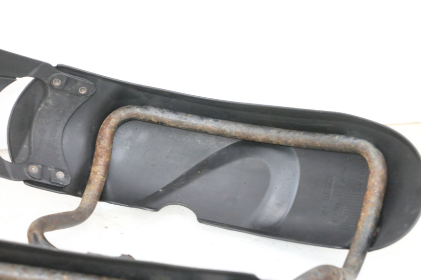 photo de GARDE BOUE AVANT PIAGGIO MP3 RL 250 (2007 - 2010) - Gros plan technique