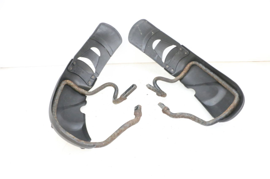 photo de GARDE BOUE AVANT PIAGGIO MP3 RL 250 (2007 - 2010) - Points de fixation