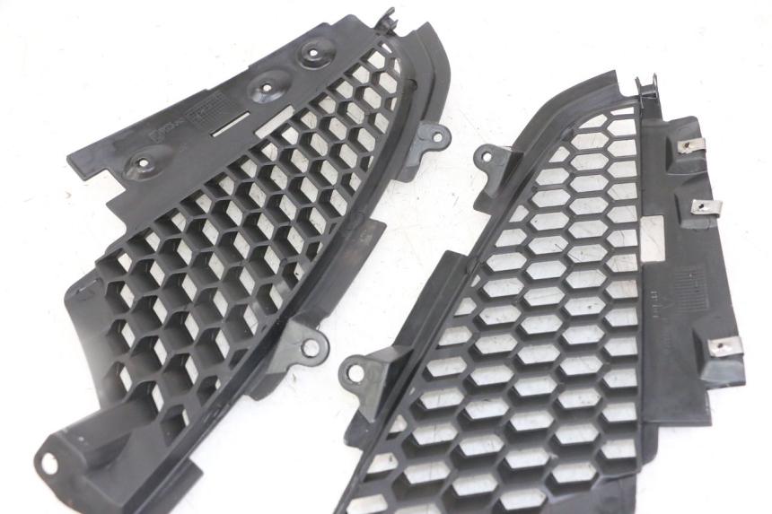 photo de GRILLE RADIATEUR PIAGGIO IE MP3 YOURBAN 300 (2011 - 2016)