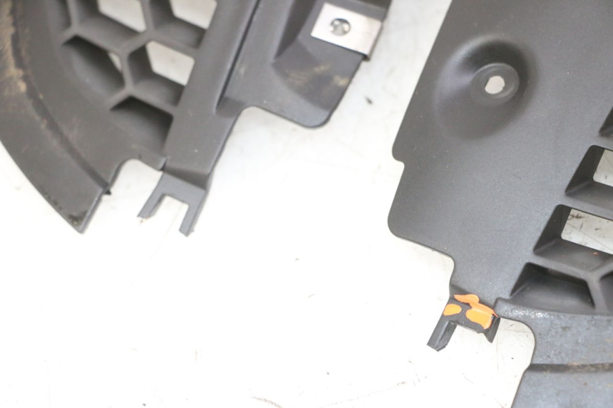 photo de GRILLE RADIATEUR PIAGGIO IE MP3 YOURBAN 300 (2011 - 2016)