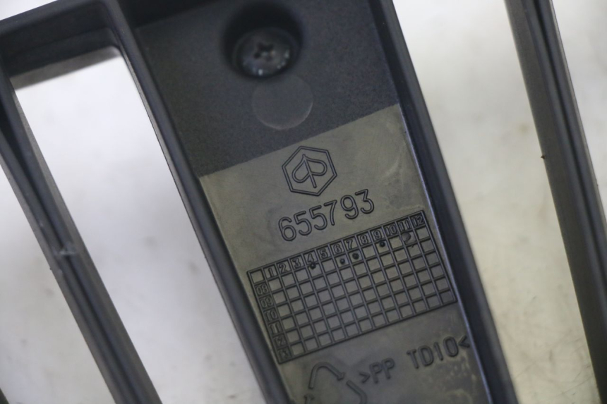 photo de GRILLE RADIATEUR PIAGGIO MP3 RL 250 (2007 - 2010) - Vue d’ensemble