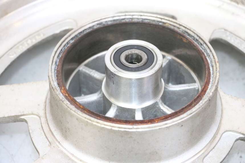 photo de JANTE ARRIÈRE ET PNEU HYOSUNG GV AQUILA 125 (2000 - 2004)