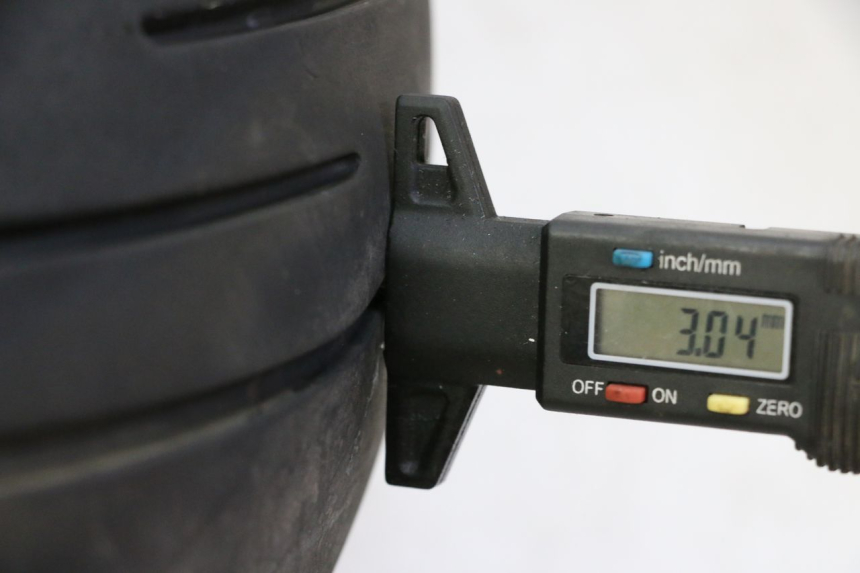 photo de JANTE ARRIÈRE ET PNEU HONDA CBR RR FIREBLADE 900 (1992 - 1994)