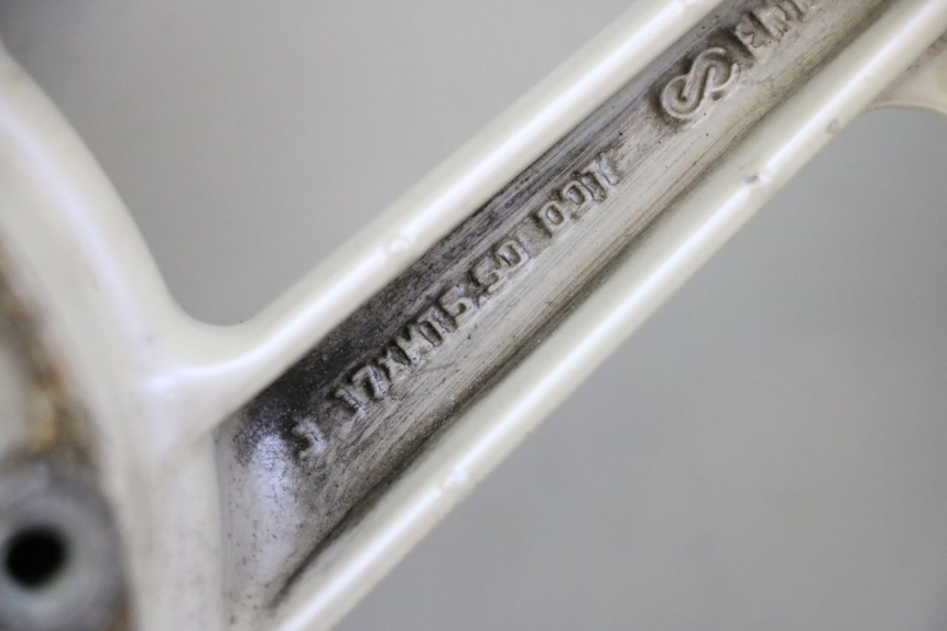 photo de JANTE ARRIÈRE ET PNEU HONDA CBR RR FIREBLADE 900 (1992 - 1994)