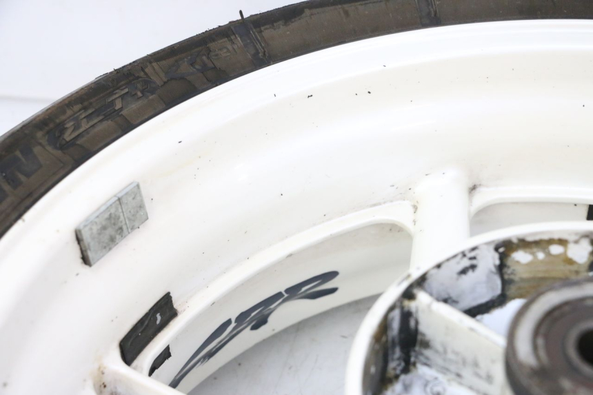 photo de JANTE ARRIÈRE ET PNEU HONDA CBR RR FIREBLADE 900 (1992 - 1994)