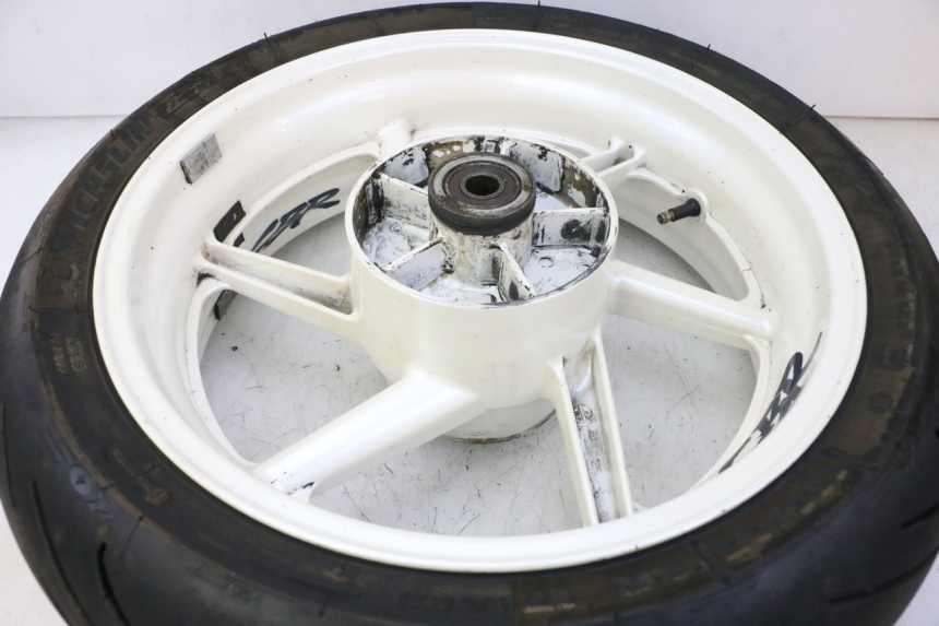 photo de JANTE ARRIÈRE ET PNEU HONDA CBR RR FIREBLADE 900 (1992 - 1994)
