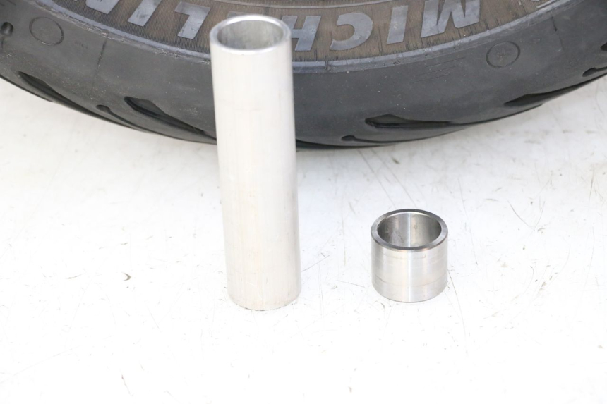 photo de JANTE ARRIÈRE ET PNEU YAMAHA FZ6 FAZER S2 600 (2007 - 2011)