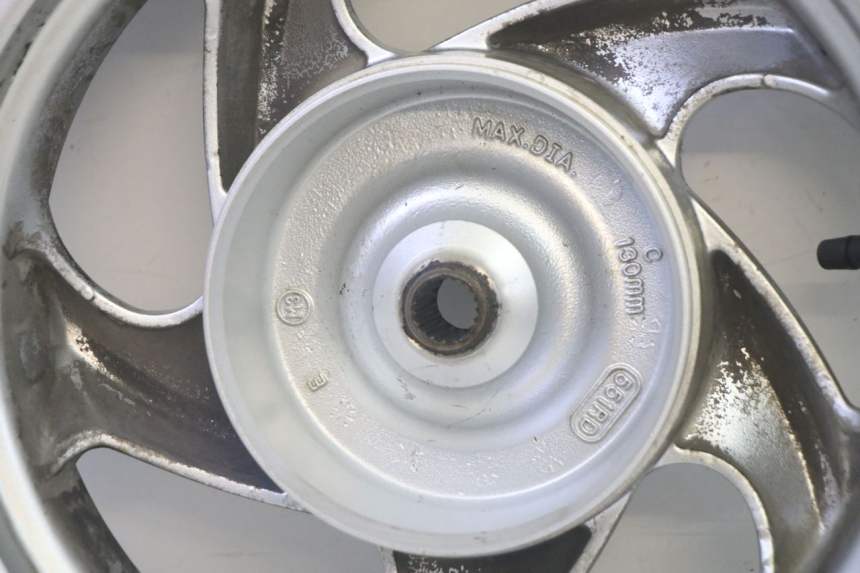 photo de JANTE ARRIÈRE ET PNEU SYM GTS EVO 125 (2009 - 2013) - Vue rapprochée