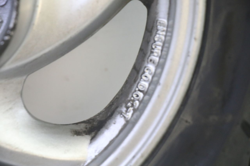 photo de JANTE ARRIÈRE ET PNEU SYM GTS EVO 125 (2009 - 2013) - Pièce contrôlée