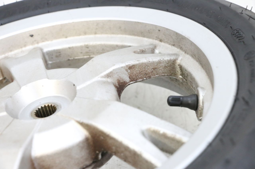 photo de JANTE ARRIÈRE ET PNEU PEUGEOT KISBEE 4T 50 (2018 - 2022) - Détail de la pièce