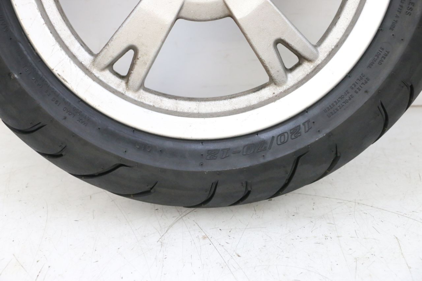 photo de JANTE ARRIÈRE ET PNEU PEUGEOT KISBEE 4T 50 (2018 - 2022) - Vue rapprochée