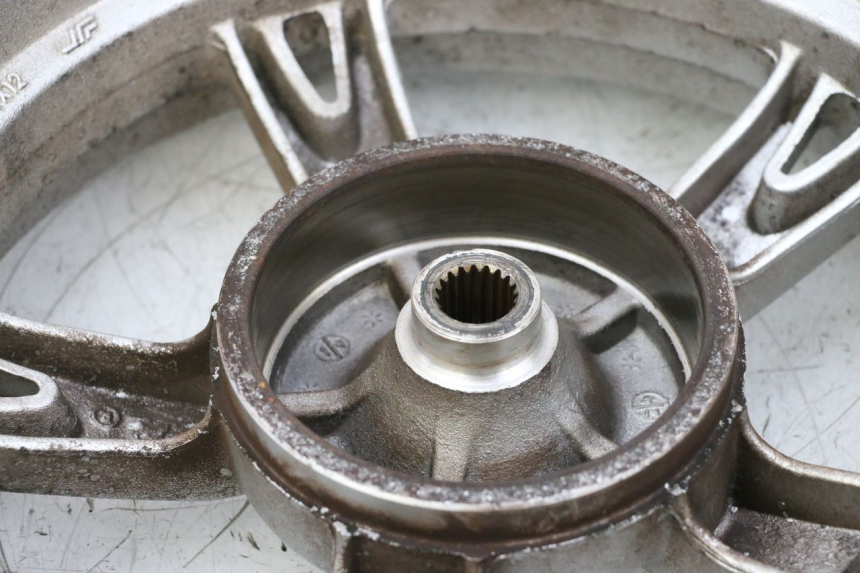 photo de JANTE ARRIÈRE ET PNEU PEUGEOT KISBEE 4T 50 (2018 - 2022) - Gros plan technique