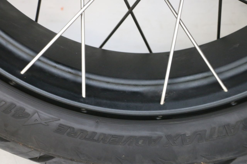 photo de JANTE ARRIÈRE ET PNEU BMW R GS 1250 (2021 - 2024) - Zoom qualité