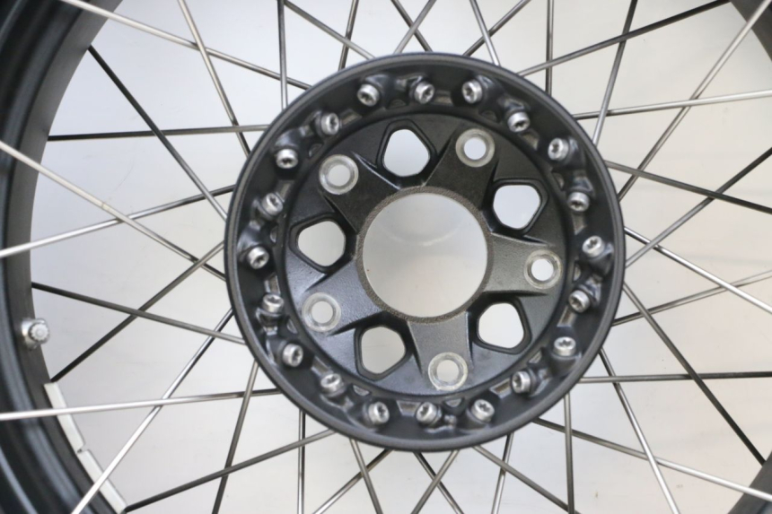 photo de JANTE ARRIÈRE ET PNEU BMW R GS 1250 (2021 - 2024) - Zoom état d’usage