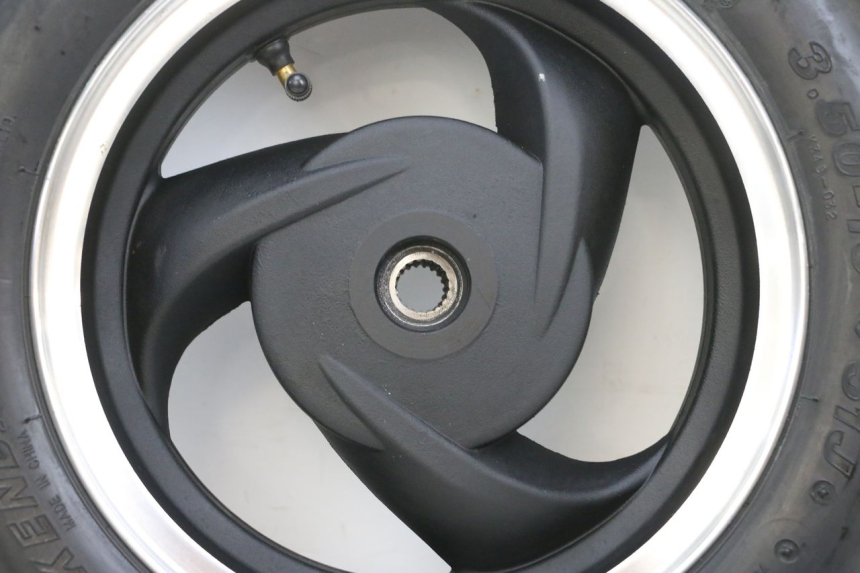 photo de JANTE ARRIÈRE ET PNEU JM MOTORS SANTANA EVO 50 (2024 - 2026) - Zoom état d’usage