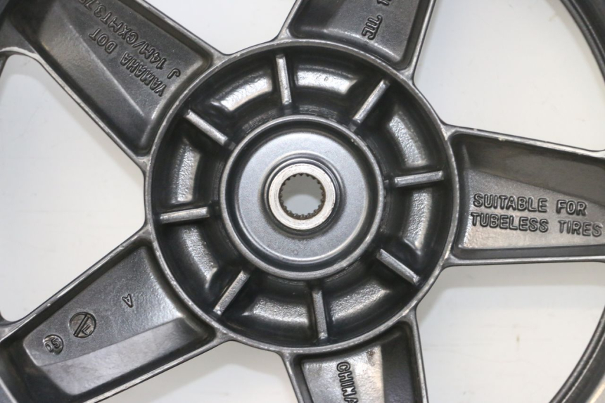 photo de JANTE ARRIÈRE ET PNEU YAMAHA XMAX X-MAX 125 (2006 - 2009) - Détails caractéristiques