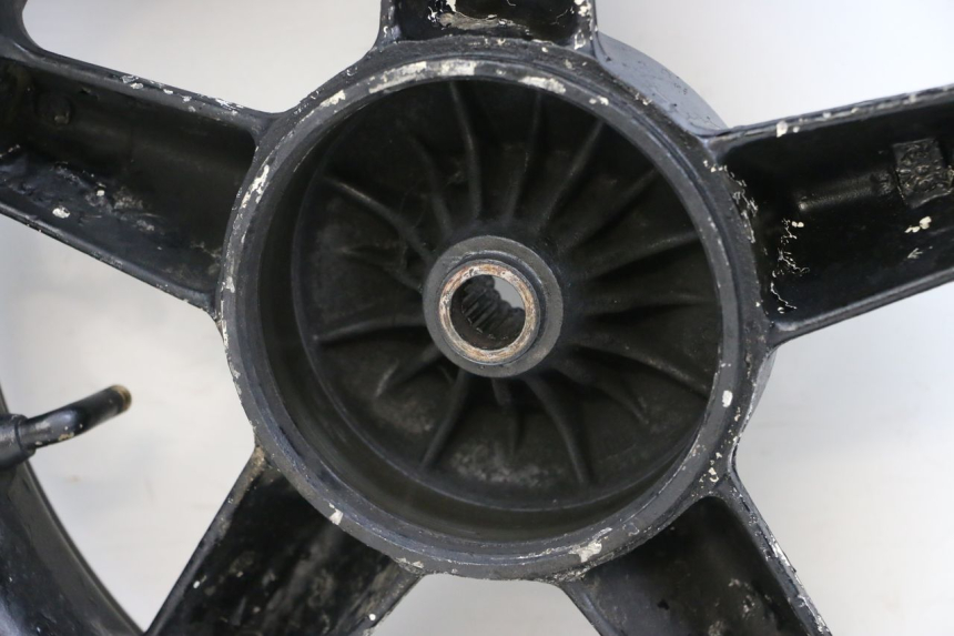 photo de JANTE ARRIERE MBK BOOSTER SPIRIT 50 (2004 - 2017) - Gros plan technique