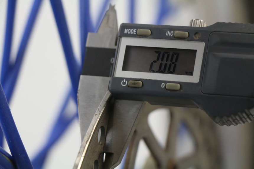 photo de JANTE AVANT YAMAHA YZ 125 (1998 - 2005) - Gros plan technique