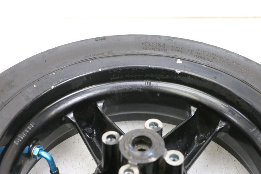 photo de JANTE AVANT ET PNEU MBK BOOSTER SPIRIT 50 (2004 - 2017) - Gros plan technique