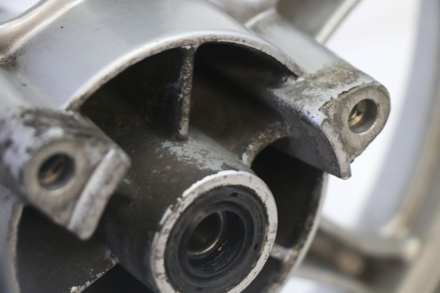 photo de JANTE AVANT ET PNEU SUZUKI BURGMAN 125 (2007 - 2014)